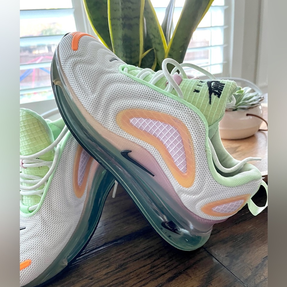 Women’s Nike Air Max 720 Size 6.5